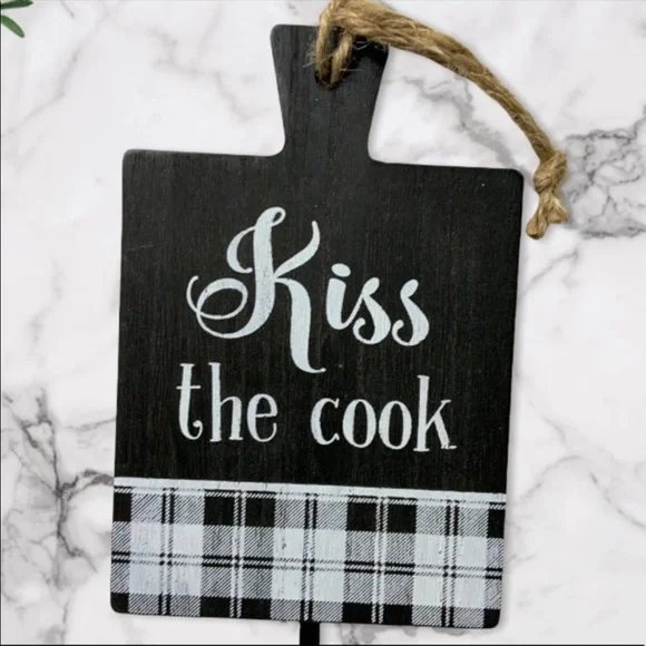 Wall Hook Kiss the Cook Phrase Decorative Wall Sign Hanging NEW - Picture 2 of 9